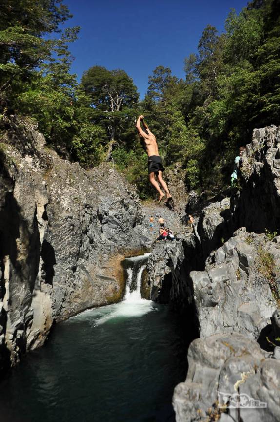 Saltando em uma das piscinas narurais do Parque Nacional Radal Siete Tazas, no centro-sul do Chile